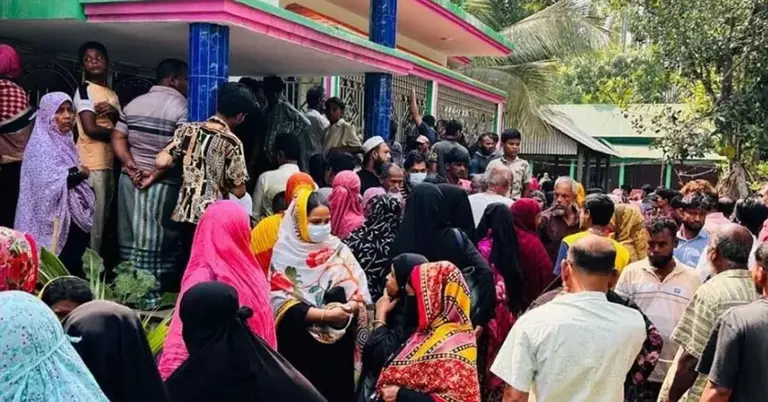 বাড়ির পাশে এলাকাবাসীর অবস্থান